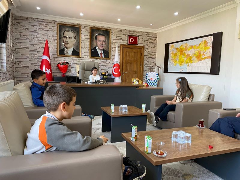 23 Nisan’da Kaymakam Aydın YANIK koltuğunu öğrencilere devretti.