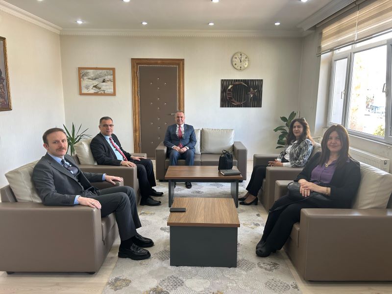 Milli Eğitim Bakanlığı İç Denetim Birimi Başkanı Dr. Sibel Şatana, ve beraberindeki heyet Kaymakamımız Sayın Aydın YANIK'ı ziyaret etti.