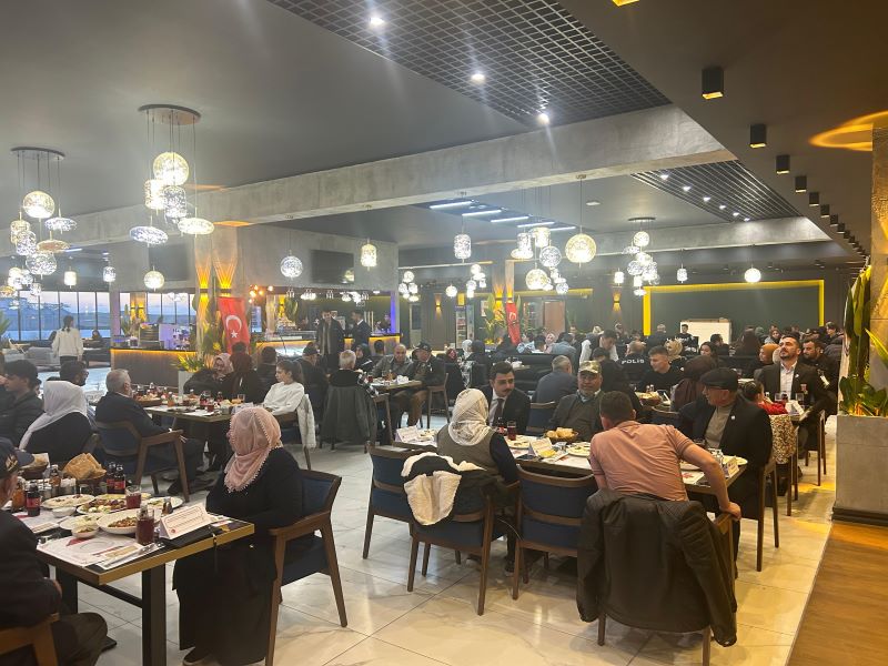 Kaymakamımız Sayın Aydın YANIK ve Eşi Hanımefendi Sayın Derya YANIK, Şehit Ailelerimiz ve Gazilerimiz ile bir araya gelerek iftar sofrasında buluştu.